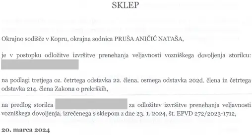Sklep okrajnega sodišča o odložitvi izvršitve prenehanja veljavnosti vozniškega dovoljenja, osebni podatki so prekriti